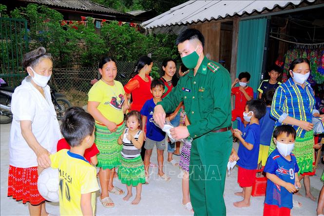 Hỗ trợ đồng bào dân tộc thiểu số vượt khó khăn do đại dịch Covid-19